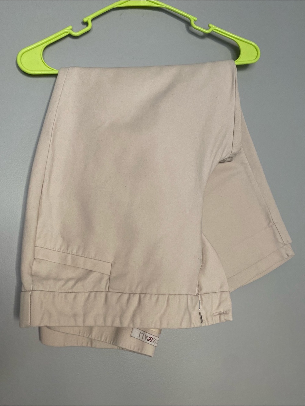 Roz & Ali Light Beige Capris with Button Detail (Size 14)